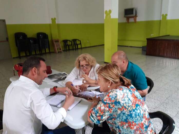 El concejal Eloy Santana, en una reunión vecinal de estos días (Foto TA)